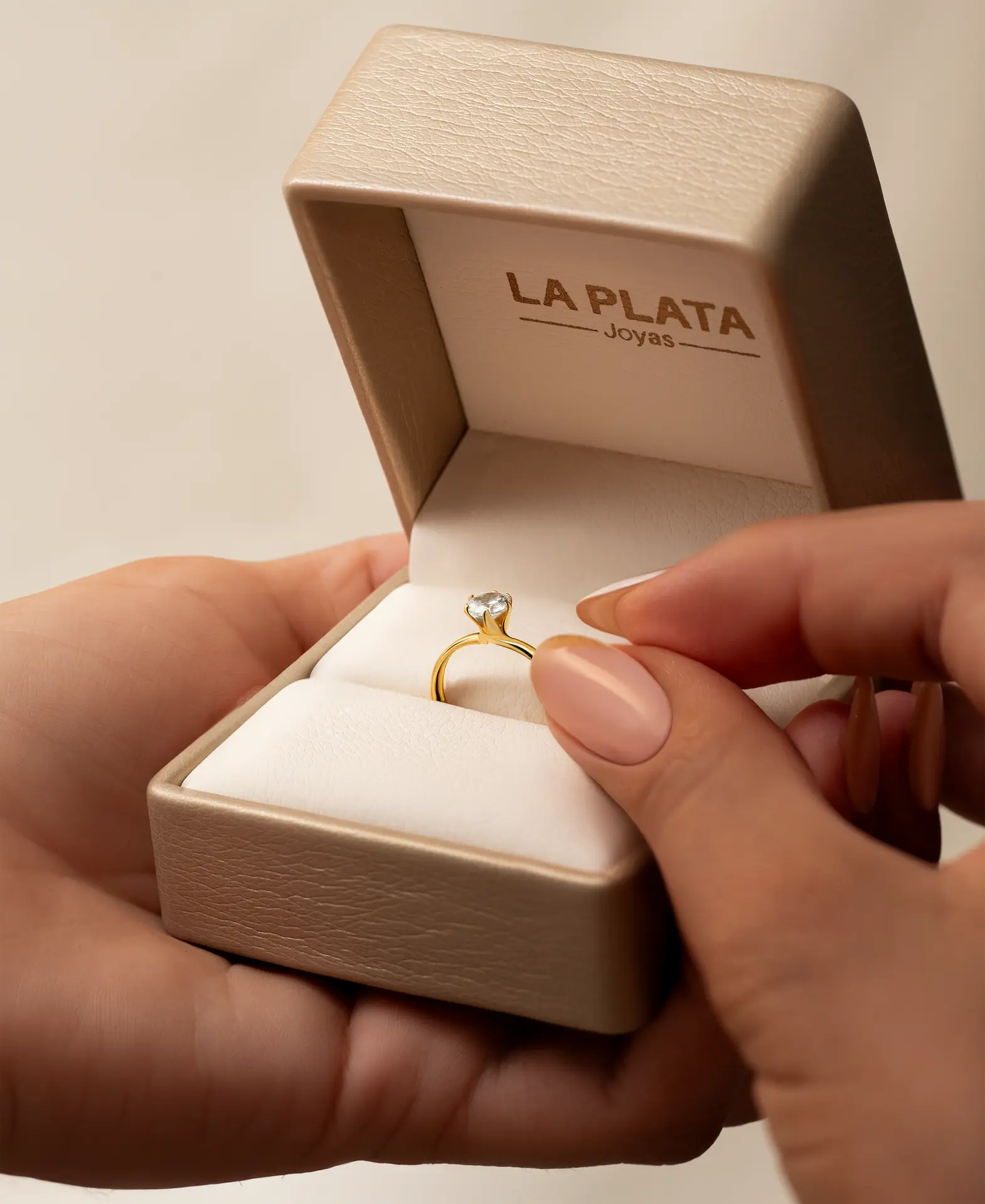 Anillos de compromiso de Oro 18K para una promesa eterna