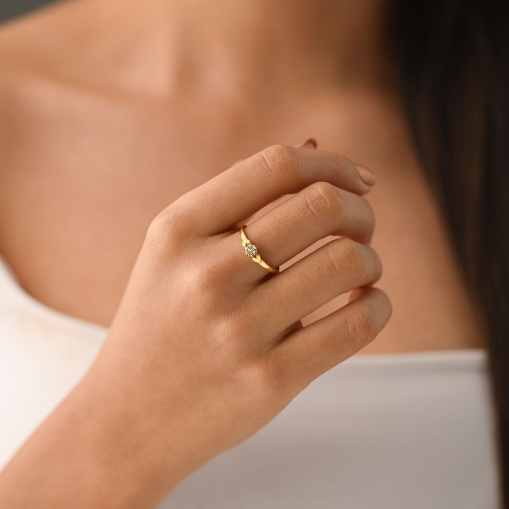 ANILLO FLOR EN RELIEVE CON CORAZÓN