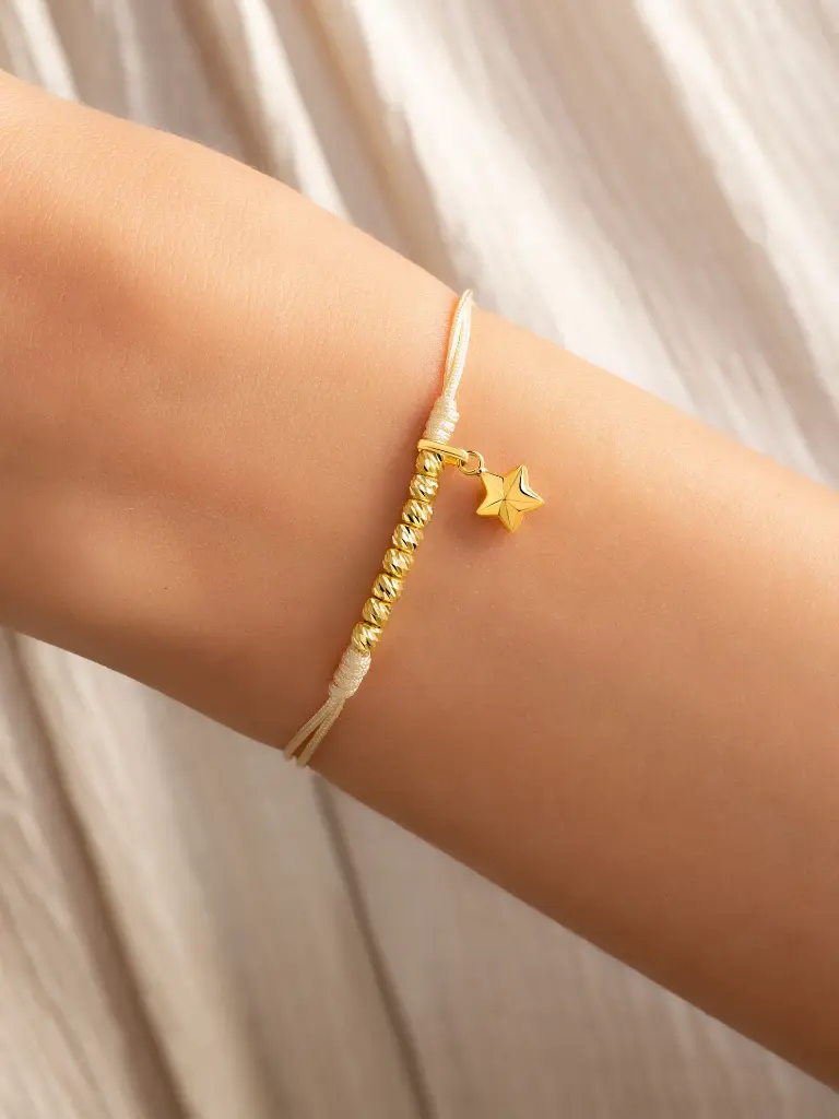 10 10 PULSERA BALINES Y ESTRELLA EN MODELO.jpg.webp