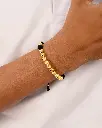 14 10 PULSERA BALINES GRANDES EN MODELO.webp
