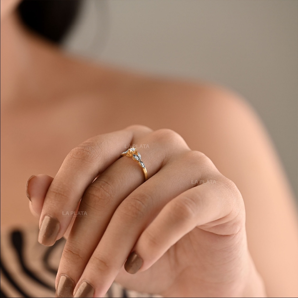 ANILLO CIRCON HOJAS PLATEADAS