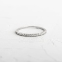 ANILLO REDONDO PLANO CON CIRCON ORO BLANCO